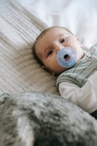niemowlę ze smoczkiem