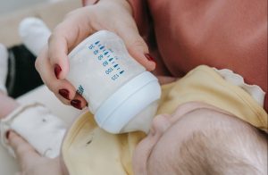 karmienie niemowlęcia butelką dla dzieci