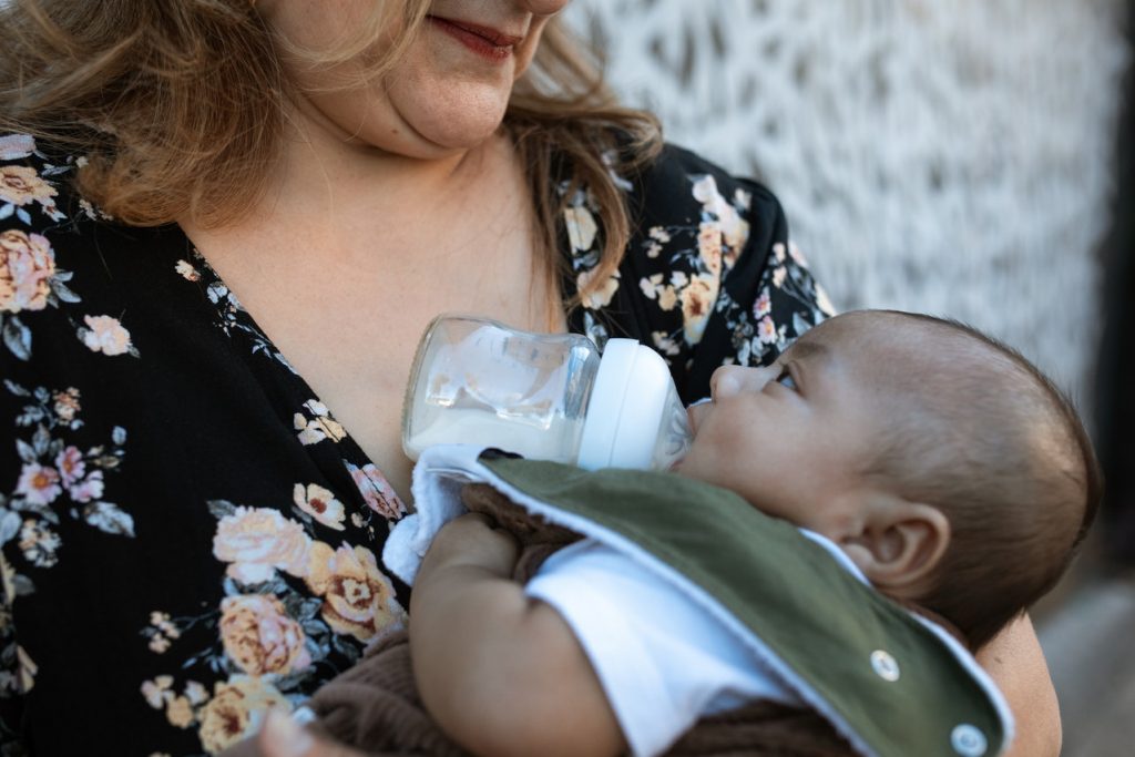 mama karmiąca dziecko za pomocą butelki dla niemowląt